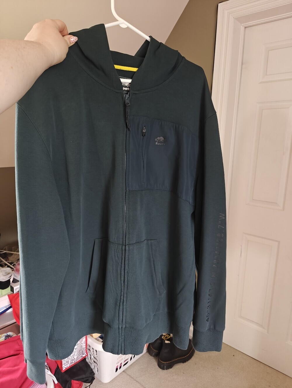 ROOTS Men's Zipup Sweater With Coordinates